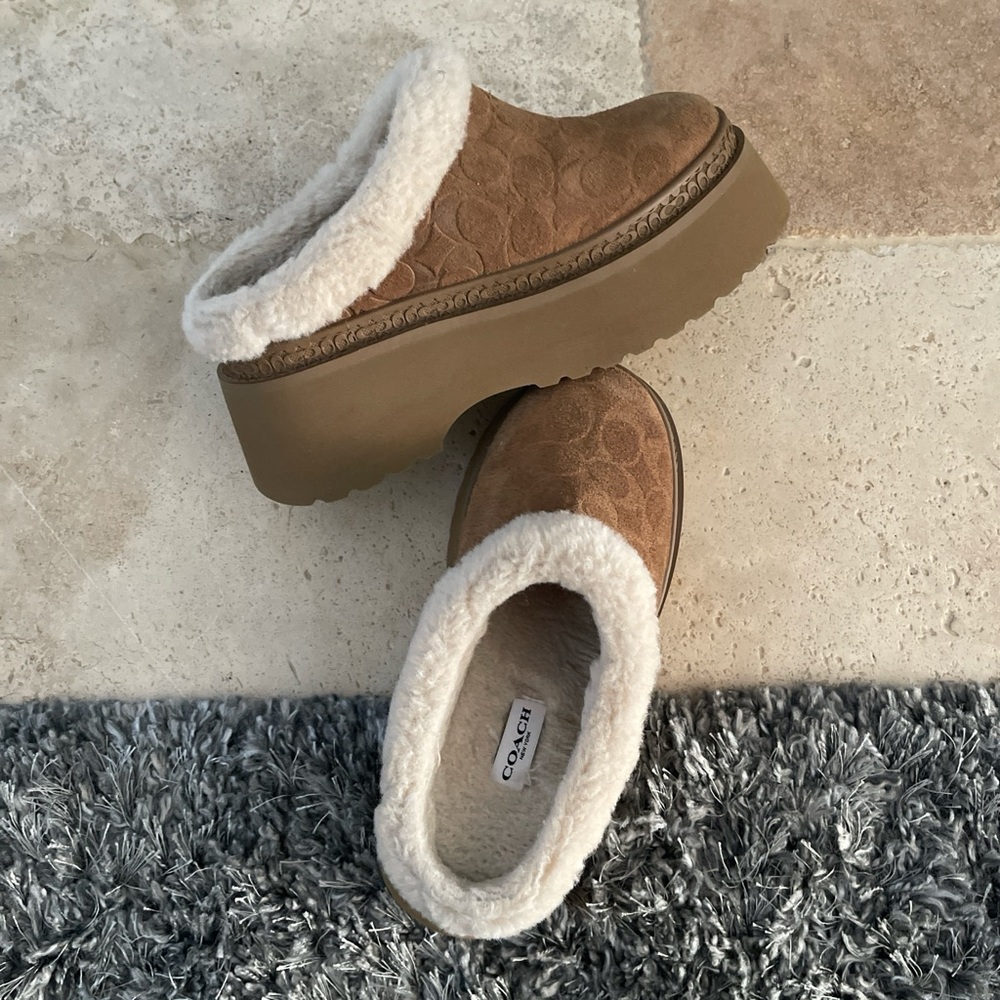 Coach Cecelia slippers! Super comfy! Only selling cuz they’re a bit too big.